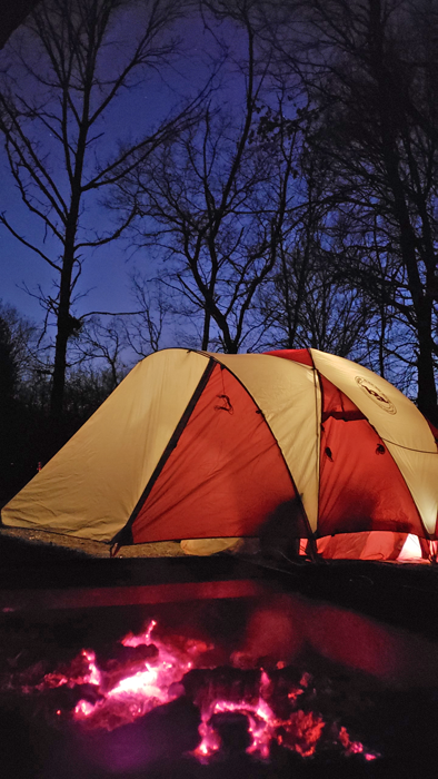해가 거의 저문 캠프사이트의 텐트