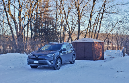 미네소타 캠프사이트에 서있는 라브4와 텐트