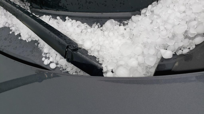 자동차에 쌓여있는 우박들