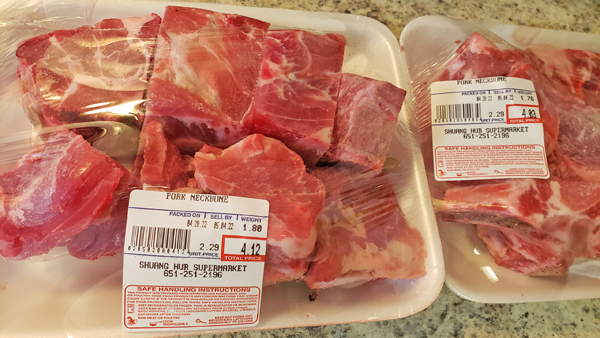 감자탕의 핵심, 살이 꽉 찬 돼지 등뼈 (Pork Neckbone)