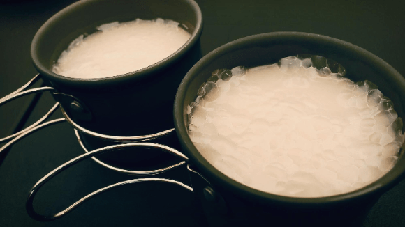 컵에 담긴 시원한 막걸리