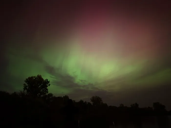 하늘에서 강렬하게 빛나는 레드그린 오로라