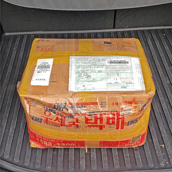 우체국 국제 선편으로 건너온 쭈굴쭈굴 택배박스